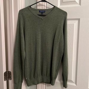 Green v-neck crown crafted Peter Millar sweater